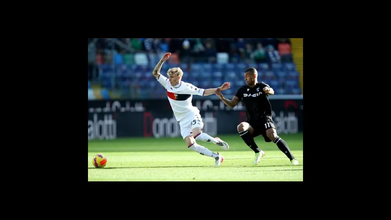 Cầu thủ của Udinese đang tung cú sút mạnh trong trận đấu với Genoa
