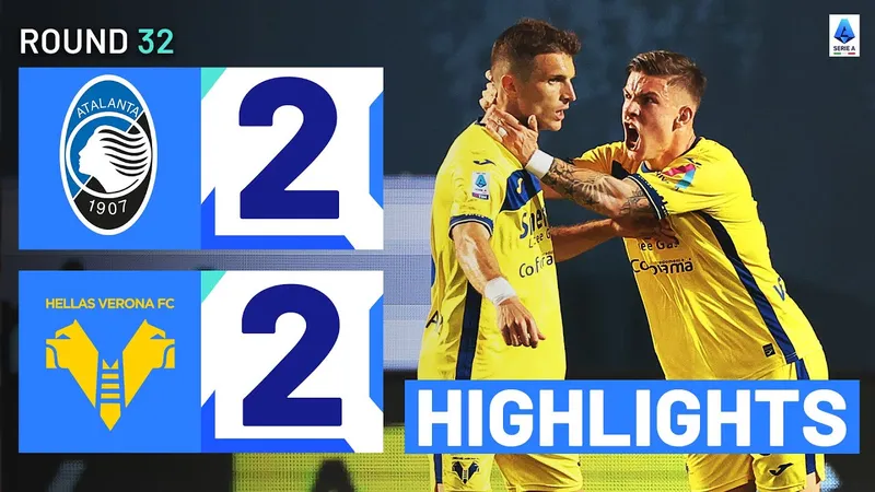 Cầu thủ Atalanta và Verona tranh chấp quả bóng trên sân cỏ